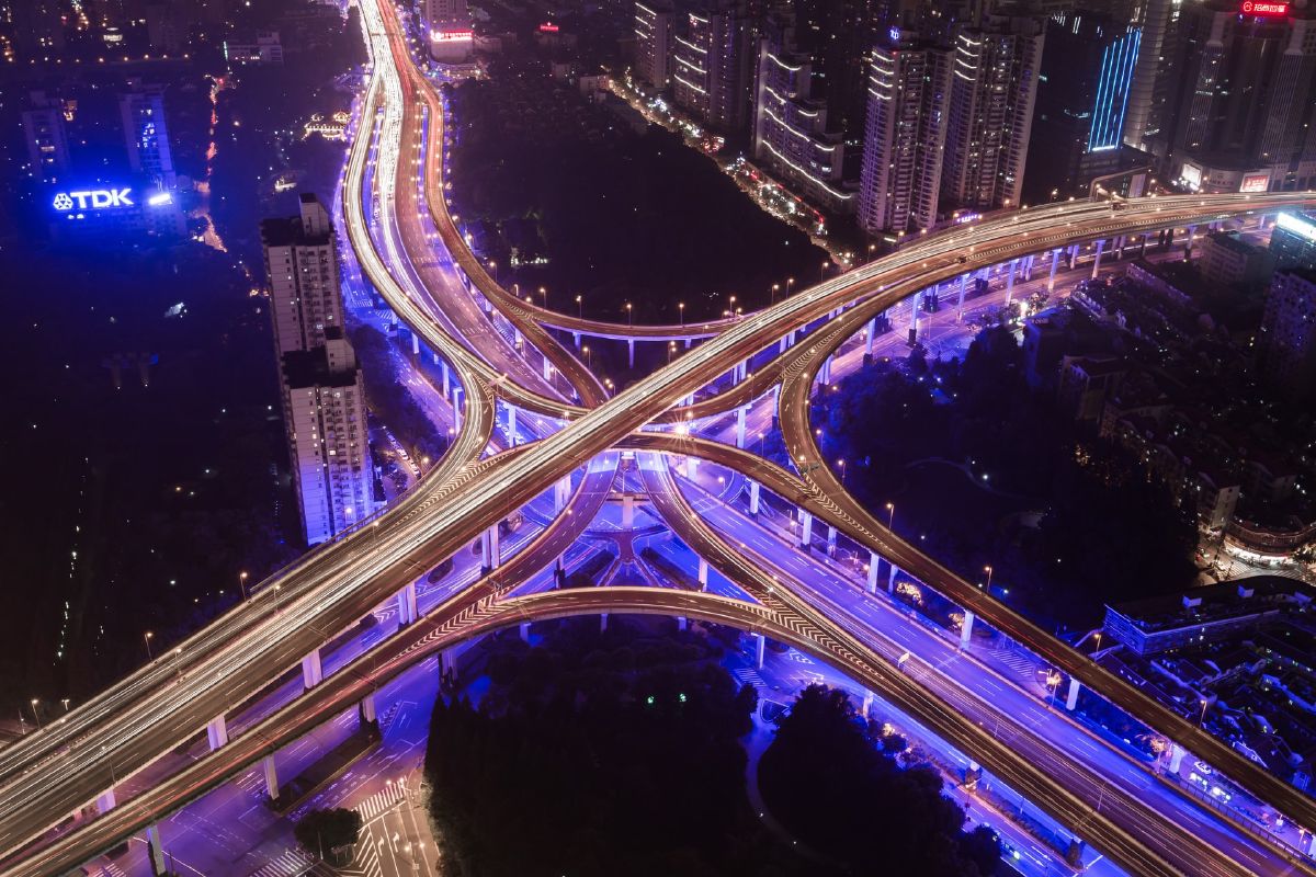 Accessing Smart City Services in Untrustworthy Environments via Decentralized Privacy-Preserving Overlay Networks